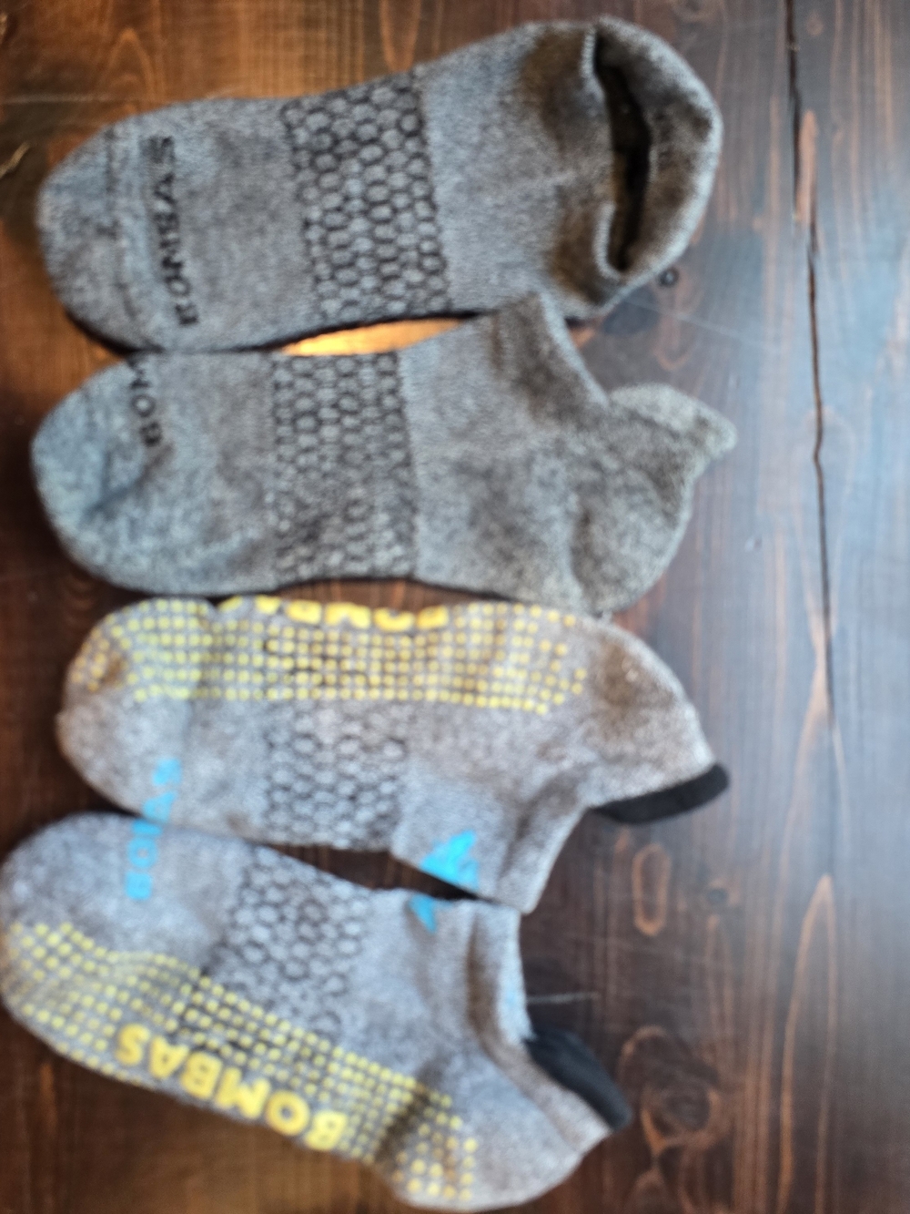 Lot of 4 Pairs Bombas Ankle Socks - Size Medium - Gray Gripper & Low-Cut (Hole i